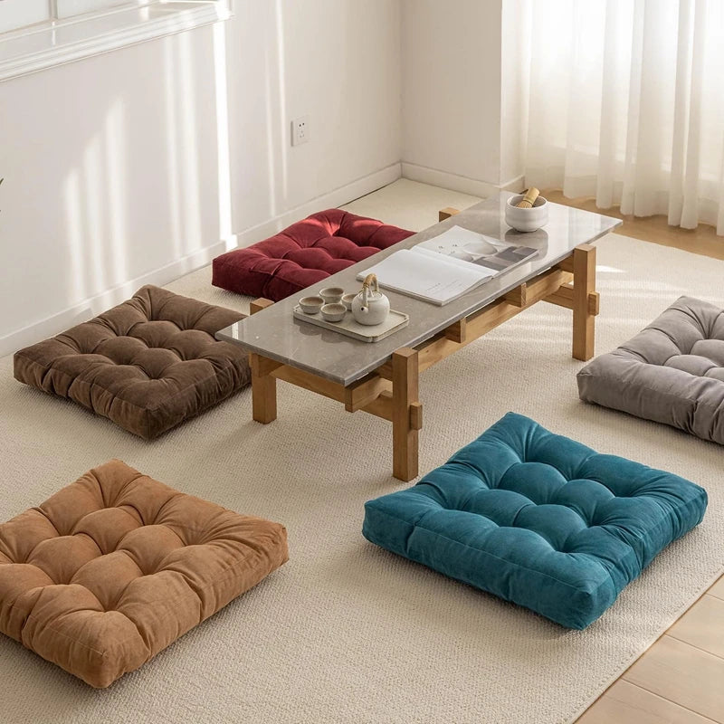 Un ensemble de coussins multi tâches dans un salon bien rangé