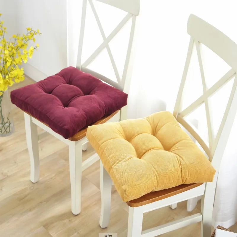 Deux coussins multi tâches posés sur deux chaises blanches
