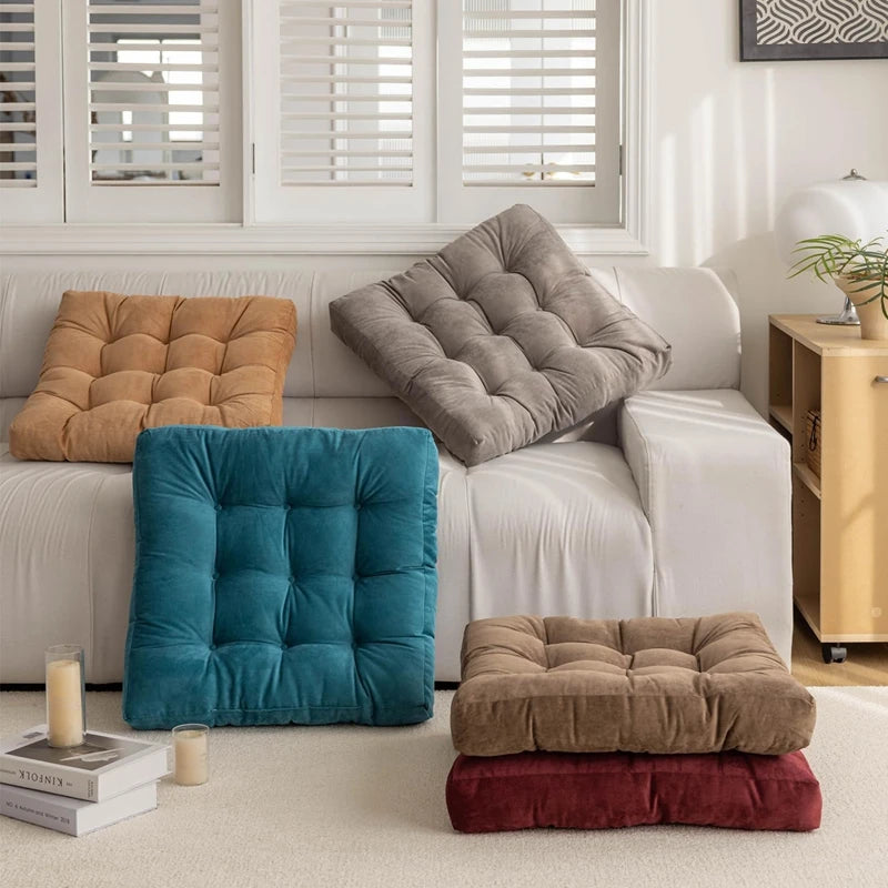 Plusieurs Coussins multi tâches posés à différents endroits d'un salon luxueux