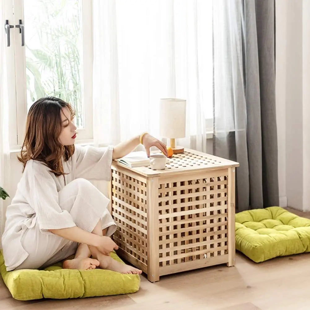 Une femme en détente, à l'aise sur un coussin multi tâche, lisant un roman