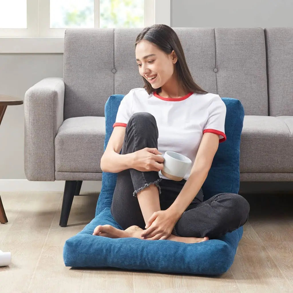 Une femme buvant son café tranquille sur deux coussin multi tâche