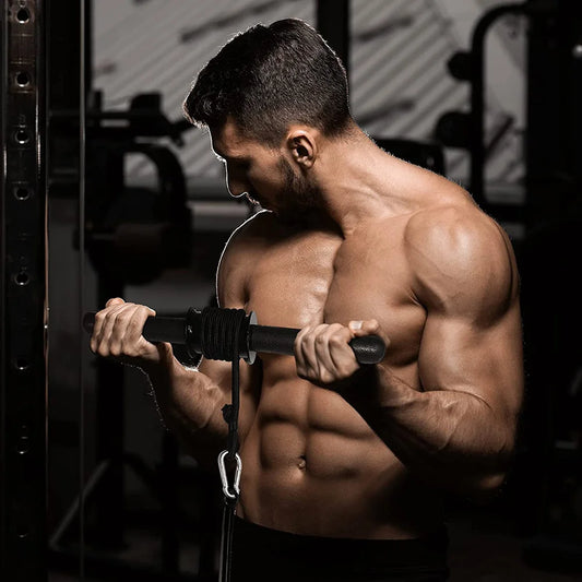 un homme bien musclé, torse nu utilisant le blaster poignet pour son entraînement