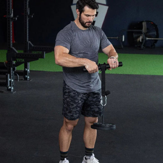 un homme musclé utilisant le blaster poignet pour son entraînement