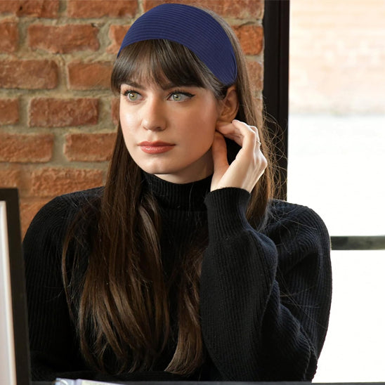 sublime femme avec le bandeau pour cheveux très pratique