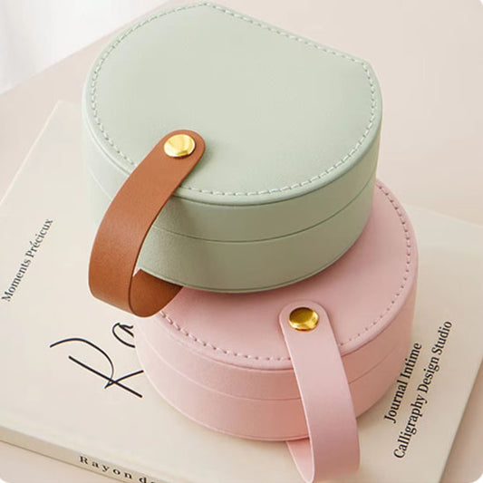 deux mini boîtes à bijoux magnifiques posées sur un livre