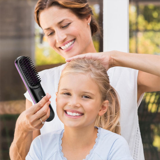 une mère utilisant la brosse chauffante pour sa fille