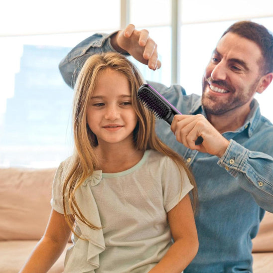 un père utilisant la brosse chauffante pour sa fille