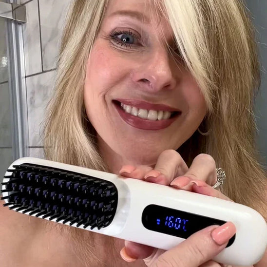 une belle femme blonde montrant la brosse chauffante