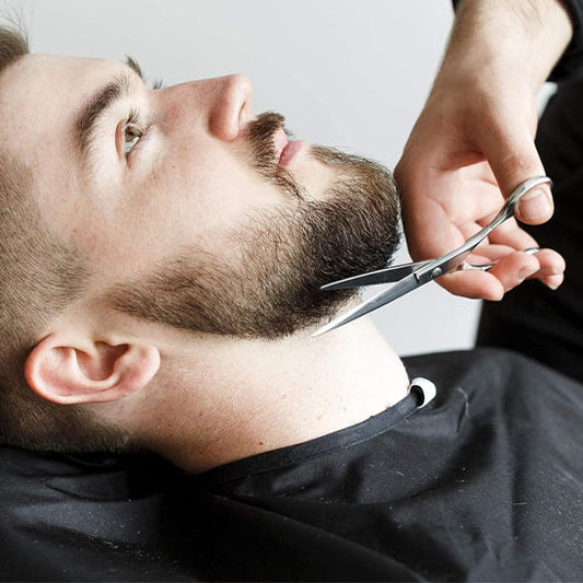 l'utilisation du ciseaux précision dans un salon de coiffure