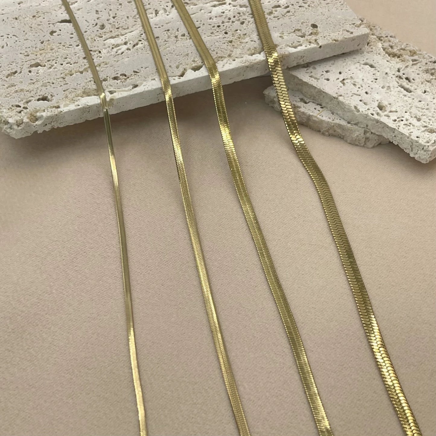 Quatre colliers de femme posés luxueusement