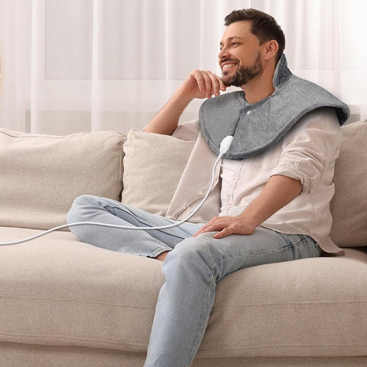 un homme heureux portant le coussin chauffant