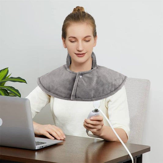 femme assise sur son bureau réglant son coussin chauffant