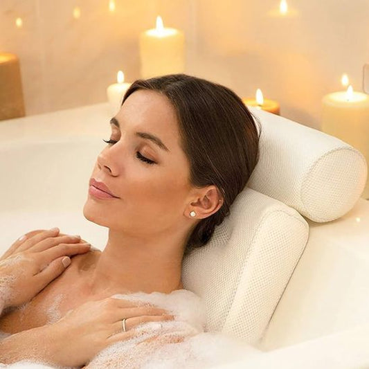 une femme savourant son bain avec le coussin de bain dans une environnement spa