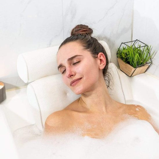 une femme savourant son bain avec le coussin de bain