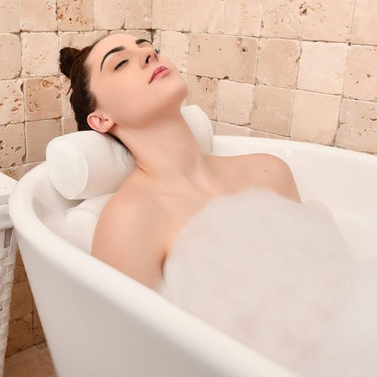 une femme passant un moment de plaisir dans son bain avec le coussin de bain spa