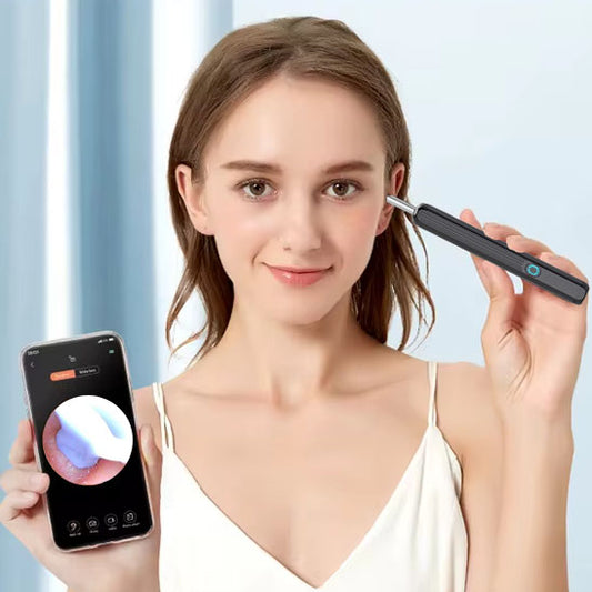 femme utilisant le cure oreille intelligent en montrant le visuel sur son ordinateur