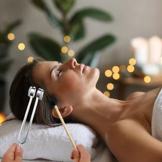 femme reposée utilisant le diapason