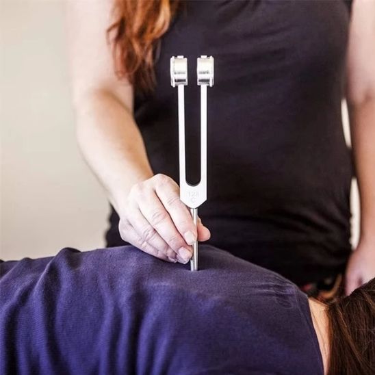 séance thérapeutique utilisant le diapason
