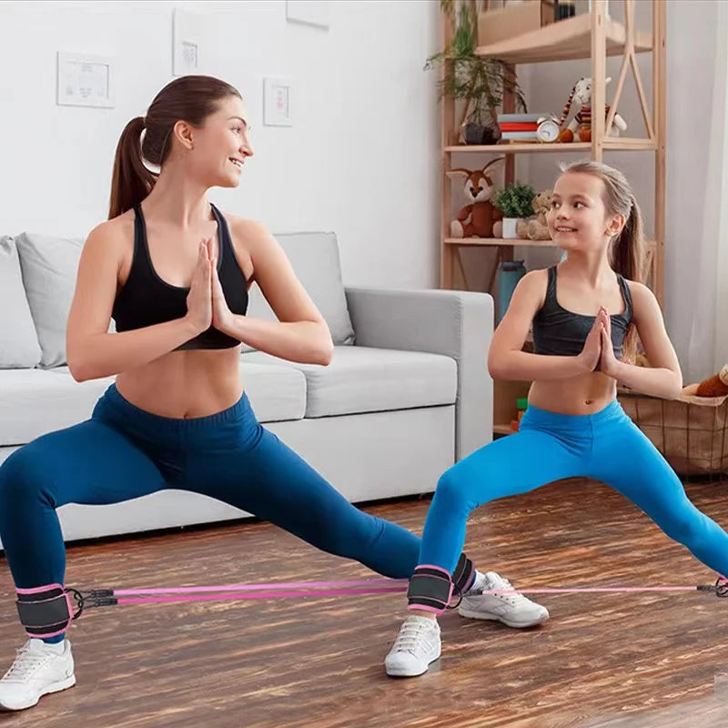 une femme et sa fille savourant leur entraînement avec l'élastique de musculation