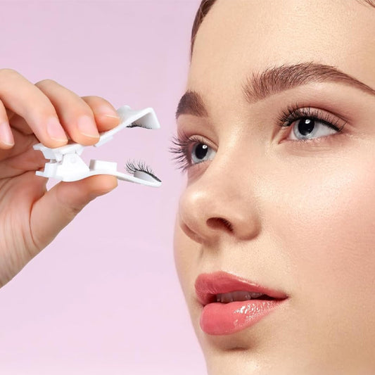 une femme magnifique plaçant les faux cils de côté