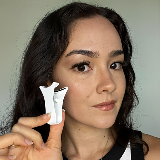 une femme montrant les pinces pour les faux cils top