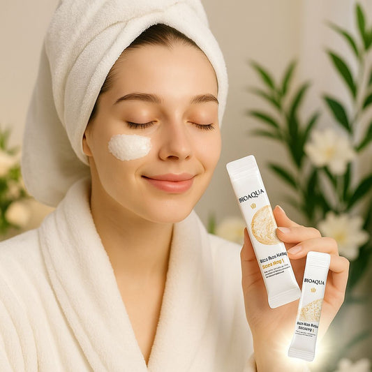 Une femme montrant le masque hydratant et lissant en l'appliquant