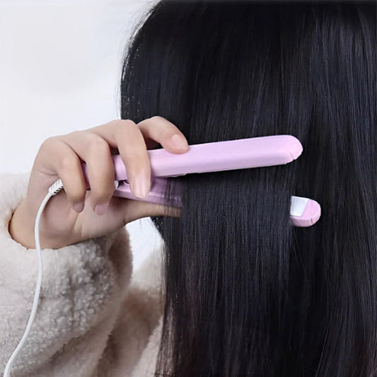 une femme lissant ses beaux cheveux noirs avec le mini lisseur pour cheveux