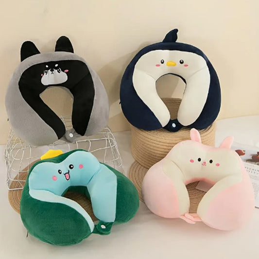 quatre oreillers ergonomique posés dans un endroit propre