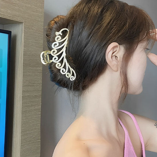 une femme magnifique portant la pince à cheveux