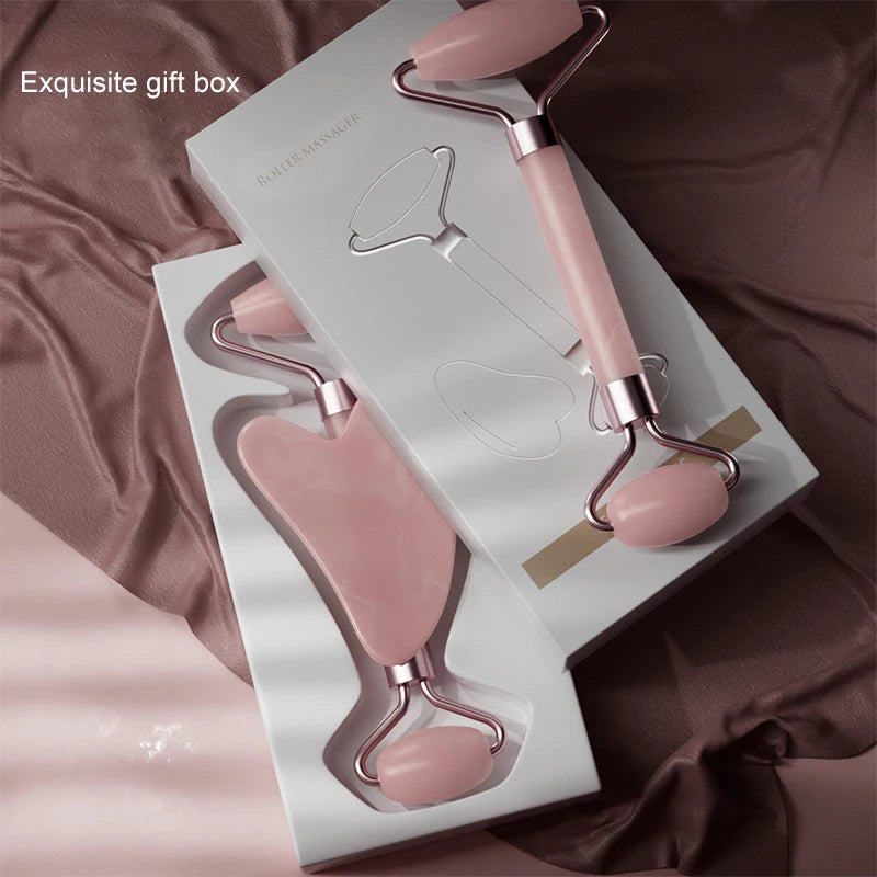 Le contenu de la boîte : un rouleau de massage et un Gua Sha