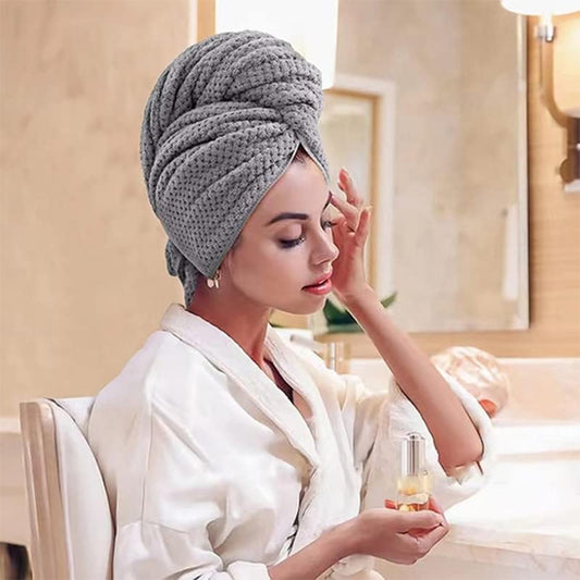 une femme se maquillant en portant la serviette pour cheveux