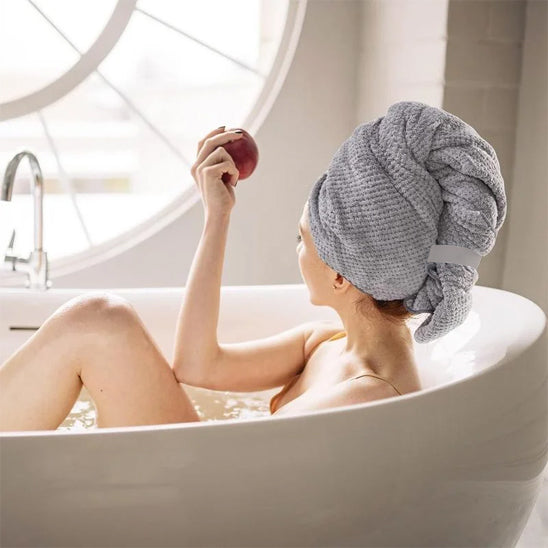 serviette pour cheveux utilisée par une femme