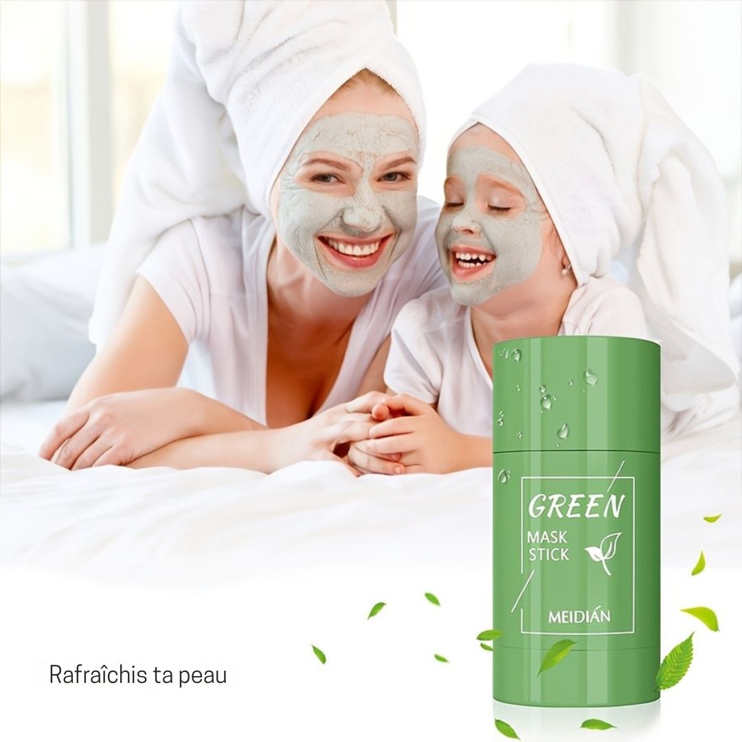 une mère et sa fillette toutes souriantes avec le stick masque au thé vert