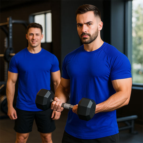 un homme musclé faisant de la musculation avec le t-shirt de sport pour homme