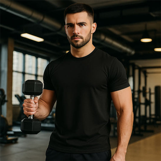 un bel homme robuste revêtant le t-shirt sport homme