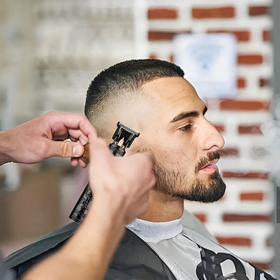 un coiffeur utilisant la tondeuse pro pour homme pour une belle coupe