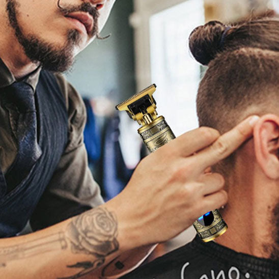 un coiffeur utilisant la tondeuse pro pour homme pour une belle coupe d'homme