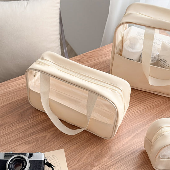 trousse de toilette posé sur une table