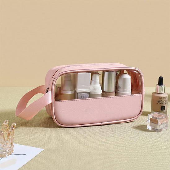 trousse de toilette avec des produits cosmétiques bien rangés