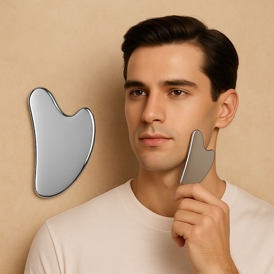 un bel homme utilisant le gua sha