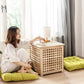 Une femme en détente, à l'aise sur un coussin multi tâche, lisant un roman