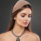 femme charmante avec bandeau pour cheveux qui s'adapte facilement