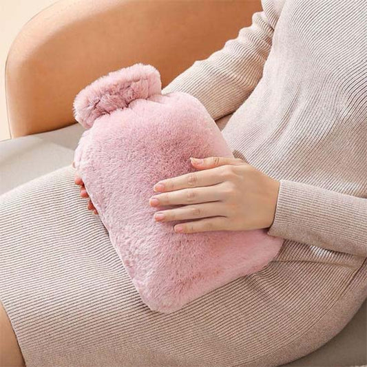 une bouillote rose magnifique posé sur les cuisses au salon