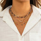 femme très magnifique avec le collier élégance
