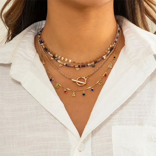 femme très magnifique avec le collier élégance