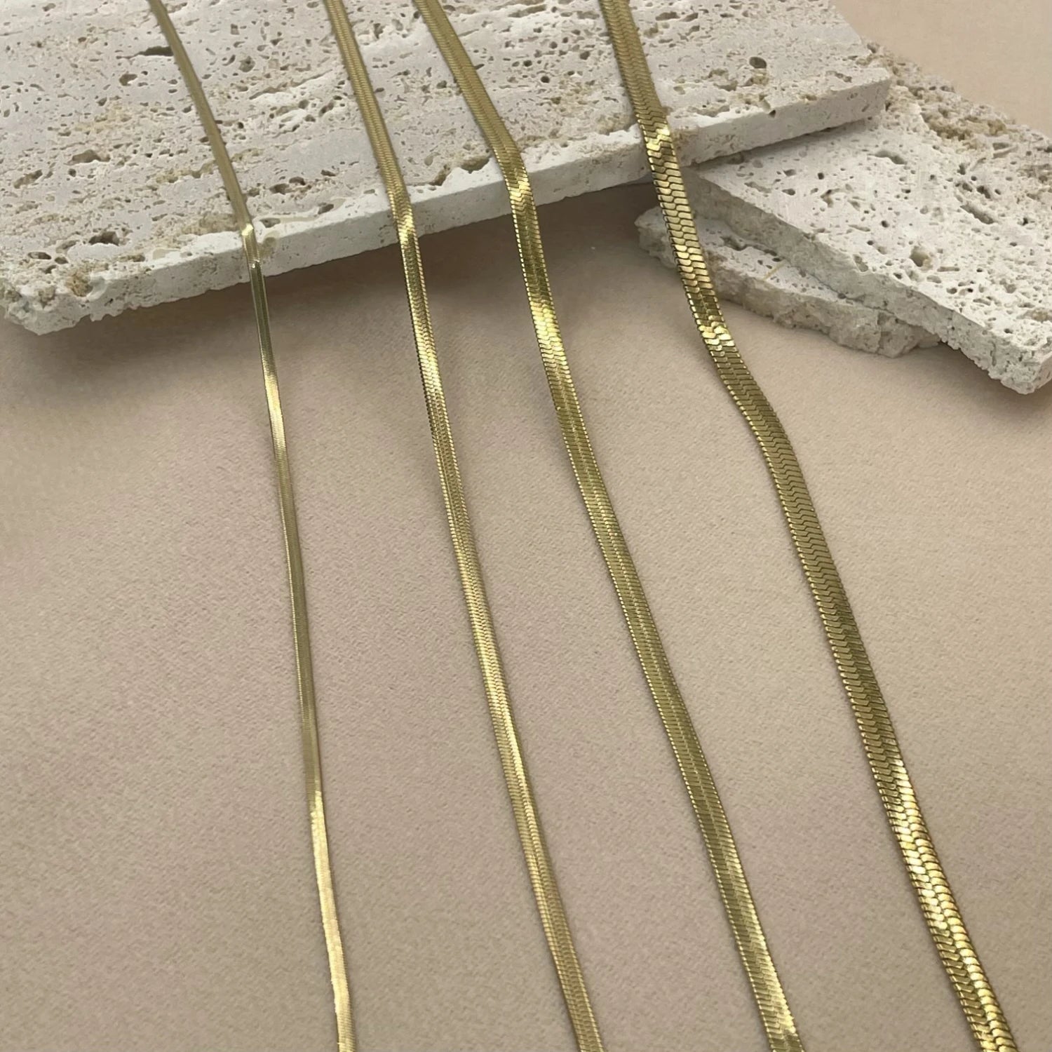 Quatre colliers de femme posés luxueusement 