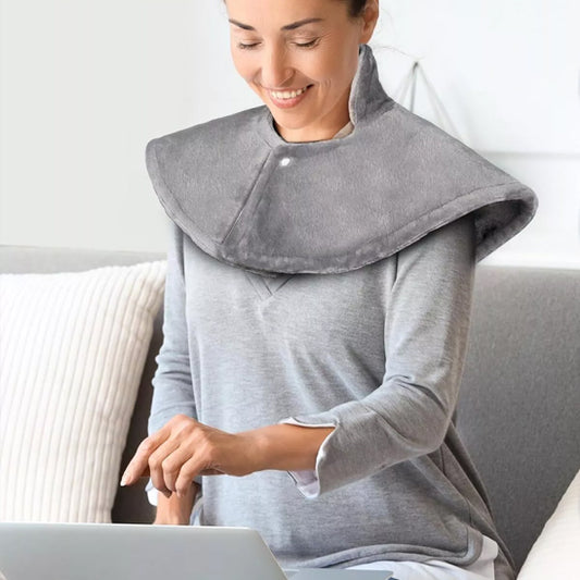 un femme heureuse travaillant avec le coussin chauffant