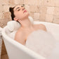 une femme passant un moment de plaisir dans son bain avec le coussin de bain spa
