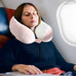 une femme se reposant dans un avion portant un oreiller ergonomique 