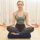 femme en pleine méditation avec le coussin sol yoga